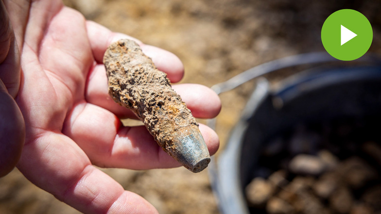 Klein, aber tödlich: eine deutsche Granate Kaliber zwei Zentimeter mit vermutlich intaktem Zünder, frisch ausgesiebt im Gersdorfer Steinbruch.