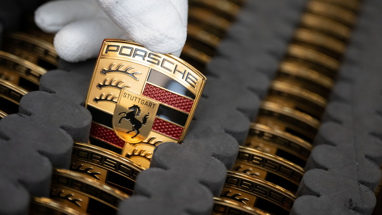 Porsche-Wappen, die auf Motorhauben des vollelektrischen Porsche Taycan, angebracht werden.