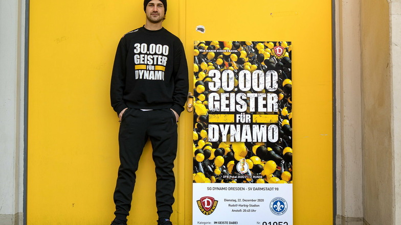 30.000 Geister für Dynamo? Mittelfeldspieler Jannick Stark präsentiert das Ticket, das bei den Fans reißenden Absatz findet.