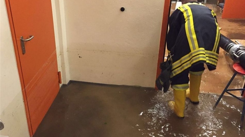 In der Friedrich-Schiller-Oberschule in Neustadt stand das Wasser im Erdgeschoss an die 80 Zentimeter hoch und richtete viel Schaden an.