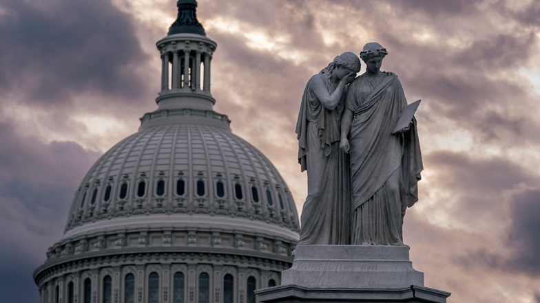 Blick auf das Friedensdenkmal und die Kuppel des US-Kapitols: Mit Blick auf die US-Finanzhilfen für die Ukraine gibt es nach monatelangem Stillstand Bewegung im US-Parlament.