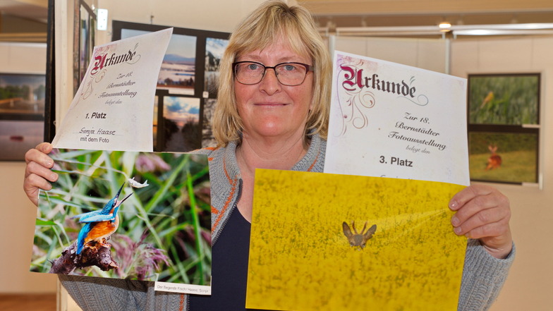 Naturfotografin Sonja Haase mit ihren beiden erfolgreichen Bildern und den Urkunden in Bernstadt bei der Preisverleihung.