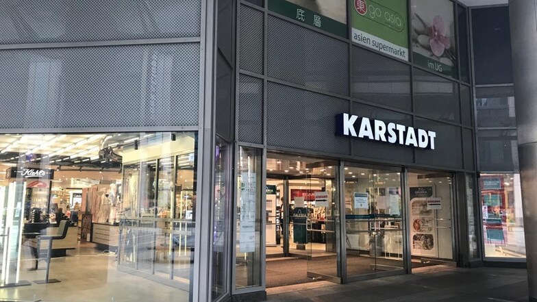 Bei Karstadt ist nur eine Tür geöffnet.