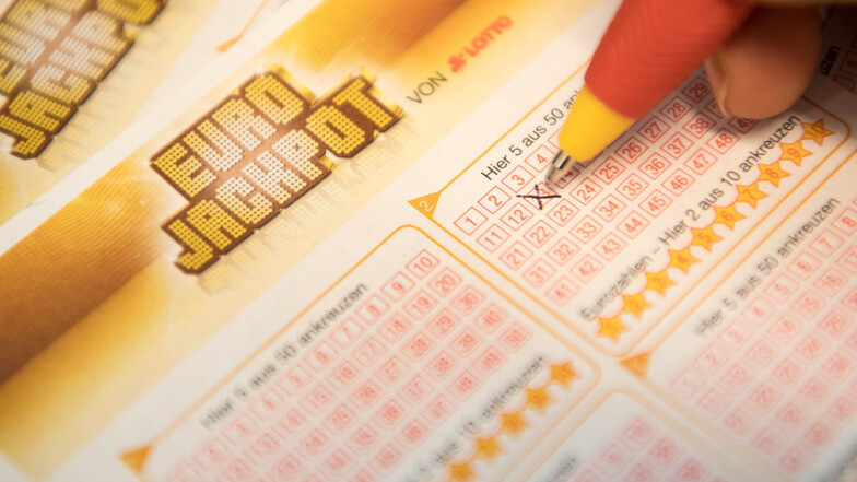 in Lottospieler, eine Lottospielerin oder eine Tippgemeinschaft aus Bremen hat den Eurojackpot geknackt und rund 107,5 Millionen Euro gewonnen.