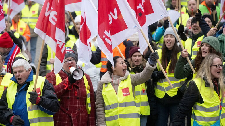 Die Gewerkschaft Verdi hat Warnstreiks bei den Sparkassen in Sachsen, Sachsen-Anhalt und Thüringen angekündigt.