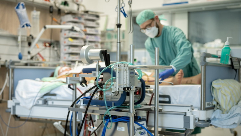 Ärzte und Intensivpfleger kümmern sich um die schwerkranken Covid-Patienten auf der Covid-Intensivstation der Dresdner Uniklinik.