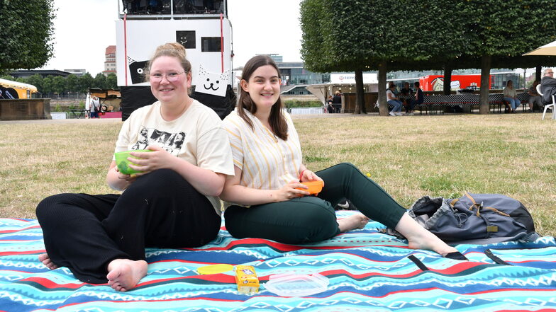 Magdalena und Franziska genießen das Festival mit Weintrauben und Käse tagsüber, abends wollen sie mit weiteren Freunden wiederkommen und DJ Tomekk hören und sehen.