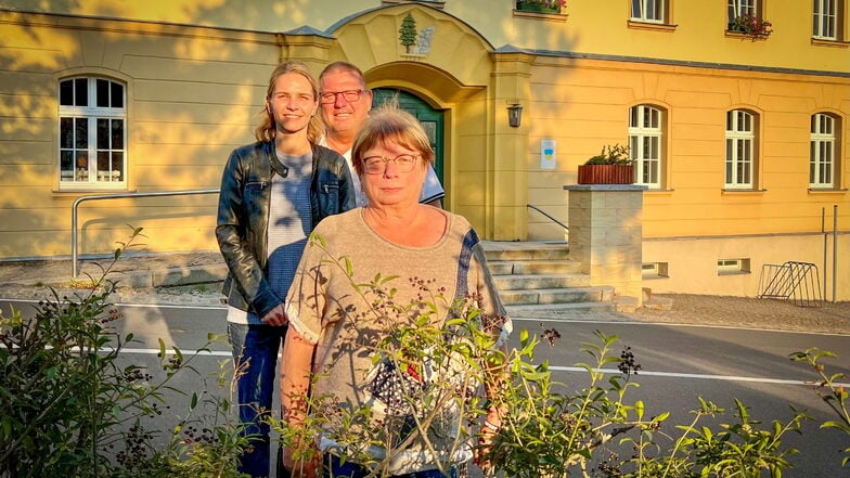 Sie machen sich dafür stark, dass die geplante Hochspannungsleitung nicht über bewohntes Gebiet in Ohorn führt: Bürgermeisterin Sonja Kunze (vorn), Anwohnerin Anna Berger und der stellvertretende Bürgermeister Falk Höhrenz.