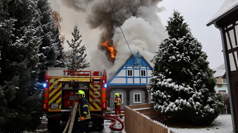 Ein tragischer Brand in einem Wohnhaus in Großschönau forderte am 26. November ein Todesopfer.