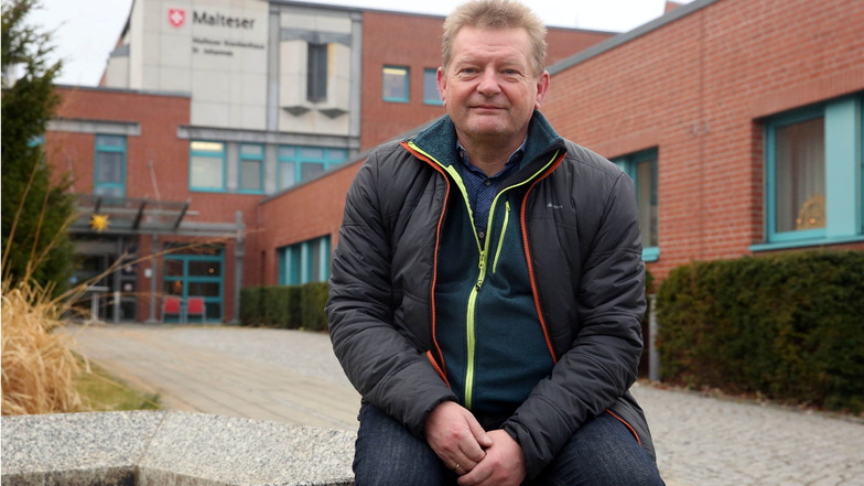 Udo Mann aus Lichtenberg vor dem Krankenhaus in Kamenz. Dort wurde er wegen seiner Covid-19-Erkrankung auf der Intensivstation behandelt.