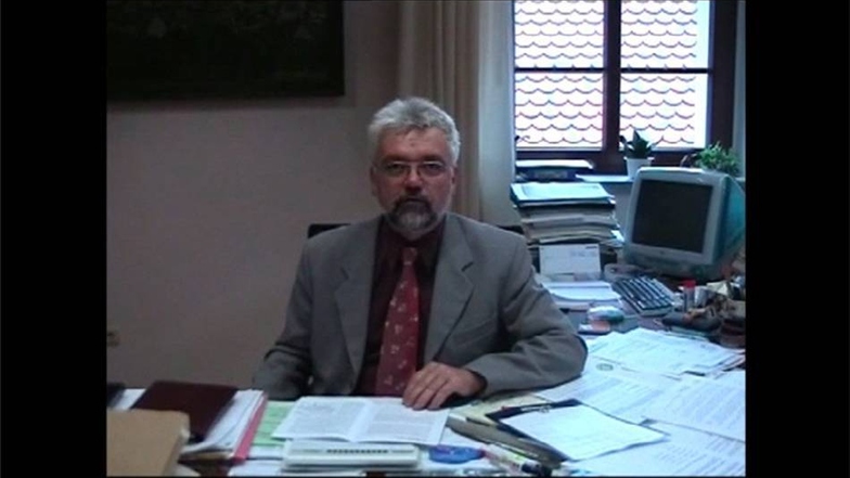 2003: Der Schreibtisch des Bürgermeisters im Weißenberger Rathaus ist immer voll belegt mit Papieren, die er bearbeitete. Unter anderem auch die Manuskripte vom „Blättel“