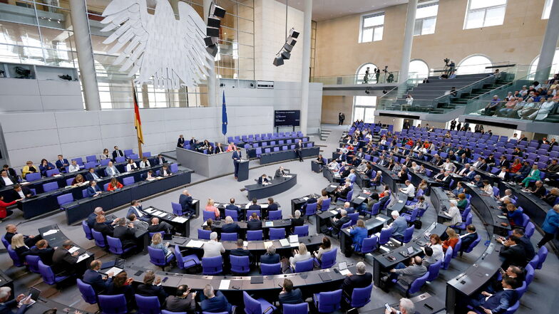 Bundestag beschließt Pflegereform - Beiträge steigen