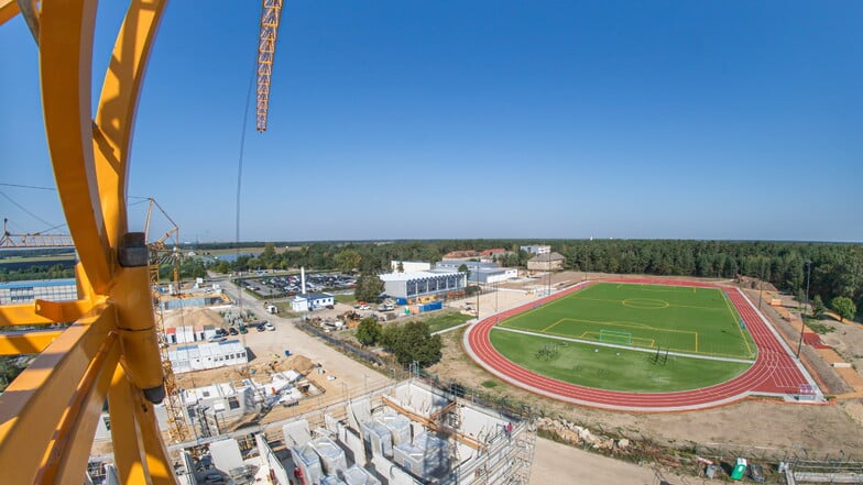 Schick liegt er da der neue Sportplatz an der Hochschule der Sächsischen Polizei in Rothenburg. Fotografiert von der Baustelle der neuen Polizei-Hochschule.