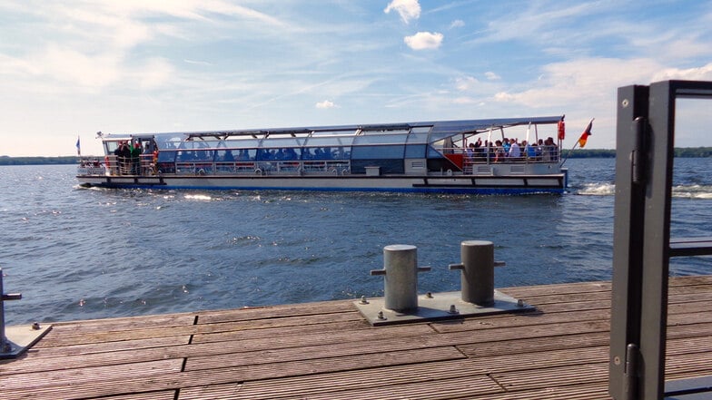 Hier ist die „Aqua Phönix“ auf ihrer Jungfernfahrt zwischen Senftenberg und Geierswalde im Juli 2016 zu sehen. Wie werden künftig Fahrgastschiffe im Seenland aussehen?