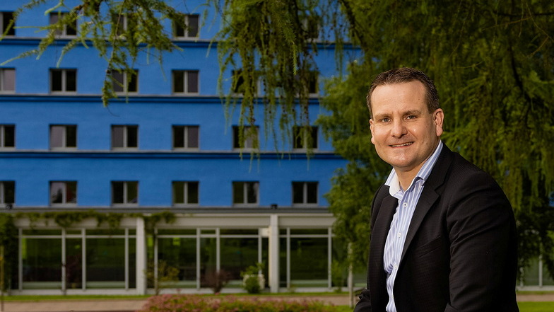 Ralf Schibelius ist seit einem Jahr Chef vom Eibenstocker Hotel am Bühl (Hintergrund). Mit dem Verbot touristischer Übernachtungen in Sachsen erlebt er ein zweites Blaues Wunder.