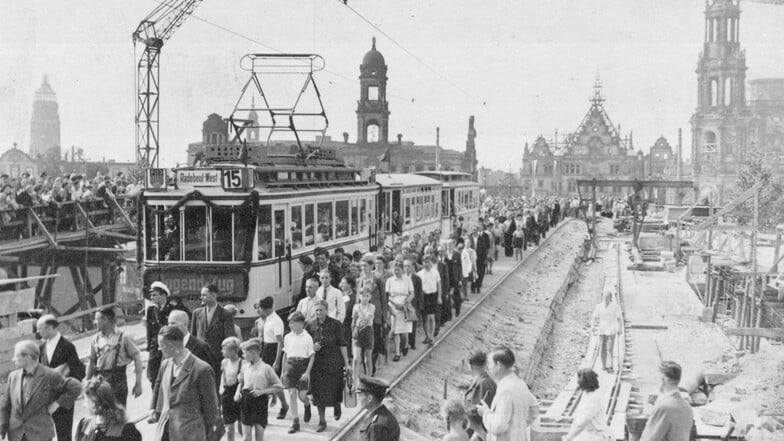 Am 28. Juni 1949 fuhr die erste Straßenbahn nach dem Kriegsende über die Augustusbrücke, damals Georgi-Dimitroff-Brücke. Den „Straßenbahnjugendzug“ steuerte der damalige Dresdner Oberbürgermeister Walter Weidauer.