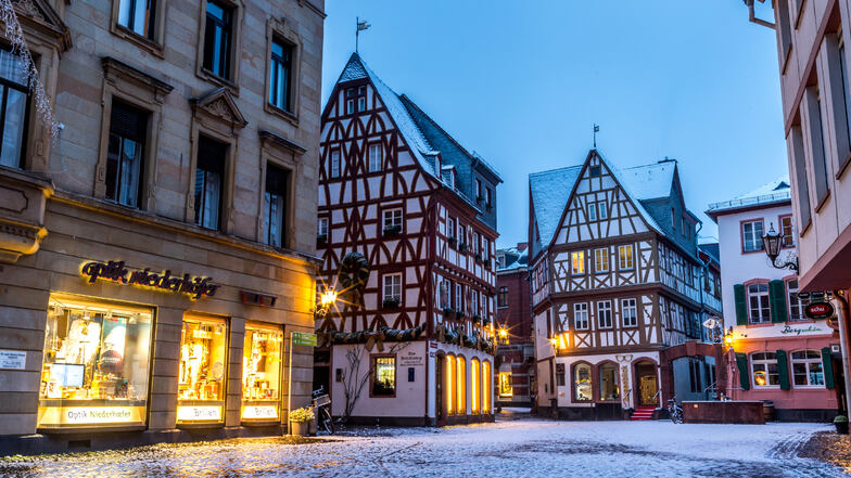 Beleuchtete Mainzer Altstadt im Schnee