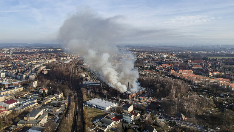 Hoch stand die Rauchfahne vom Brand im Gewerbegebiet an der Reichenbacher Straße über der Stadt.