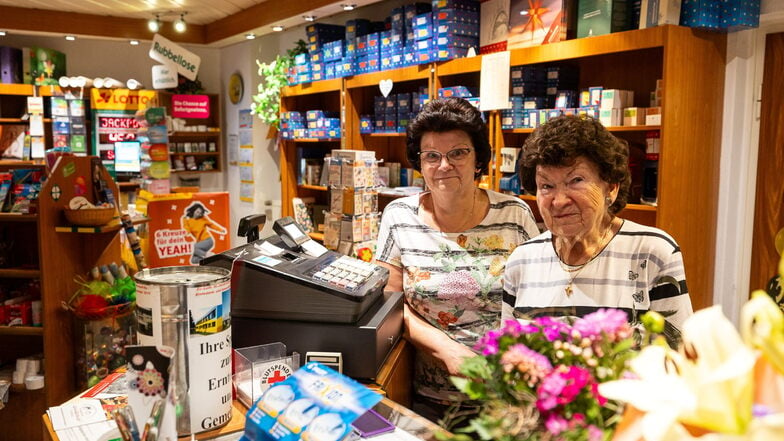 Sonja Born (rechts) und ihre Tochter Hannelore Scheffler im Fachgeschäft für Schreibwaren und Bürobedarf. Nach 111 Jahren schließt das Geschäft.