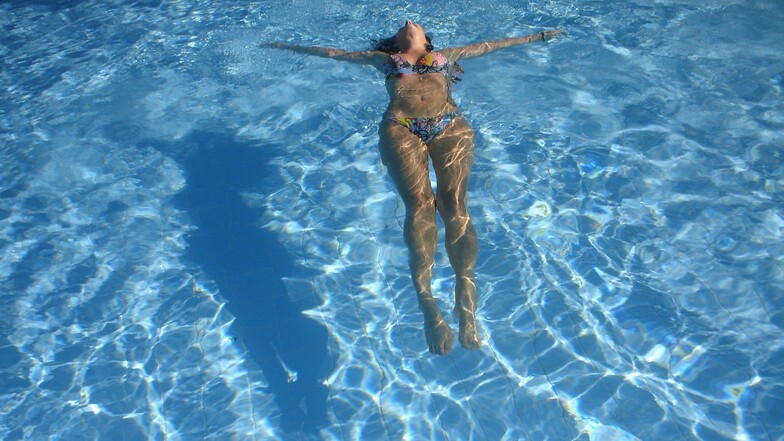 In Berliner Schwimmhallen und Freibädern dürfen Frauen künftig "oben ohne" baden.