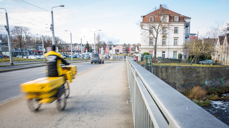 Fahrradfahrer dürfen auf der Hamburger Straße zwischen Weißeritz und
Eisenbahnbrücke derzeit den Fußweg mitbenutzen. Bei einem Ausbau der Straße wollen sie aber bessere Bedingungen.