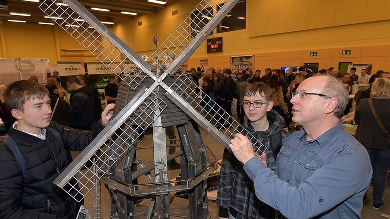 Lehrausbilder Jürgen Pape vom Stahlbau Lüttewitz zeigt Nico Regling und Julian Klemm eine Windmühle. Die hat ein Lehrling gefertigt. Die beiden Schüler sind beeindruckt. Stahlbau Lüttewitz gehörte zu den 64 Unternehmen und Institutionen, die sich auf dem 