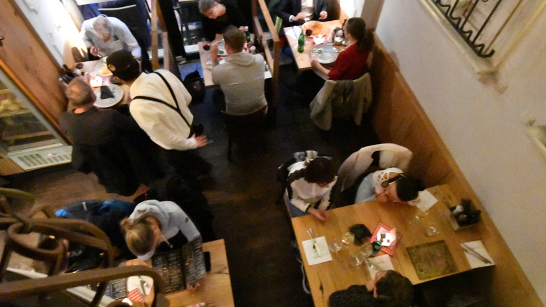 Volle Tische, hungrige Gäste: In vielen Dresdner Restaurants, hier die Trattoria "Mamma Mia" nahe der Kreuzkirche, herrscht derzeit Andrang.