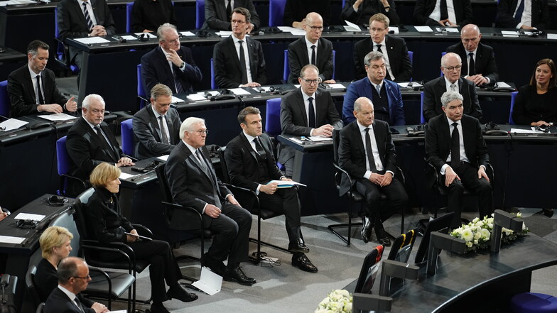 Trauergäste nehmen am Staatsakt für den gestorbenen früheren Bundestagspräsidenten Wolfgang Schäuble im Plenarsaal im Deutschen Bundestag teil.
