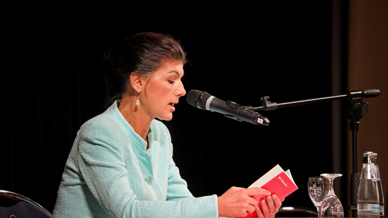 Sahra Wagenknecht bei einer Lesung ihres Buches "Die Selbstgerechten" im November 2023 in Riesa. Ihrer neugegründeten Partei BSW - Bündnis Sahra Wagenknecht - ist Gunda Thielking beigetreten.