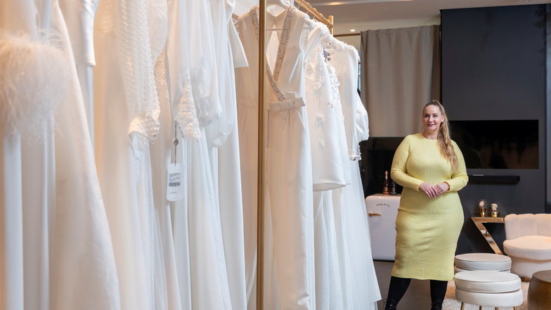 Hat noch rund 100 Kleider von internationalen Designern im Angebot: Verkaufsberaterin Jesse Brose im Brautmodenladen "Soulmaid" am Dresdner Neumarkt.