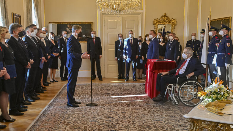 Auf Schloss Lány wurde die neue Regierung durch den Staatspräsidenten Miloš Zeman (rechts vorn) ernannt. Neuer Ministerpräsident ist Petr Fiala (links vorn).
