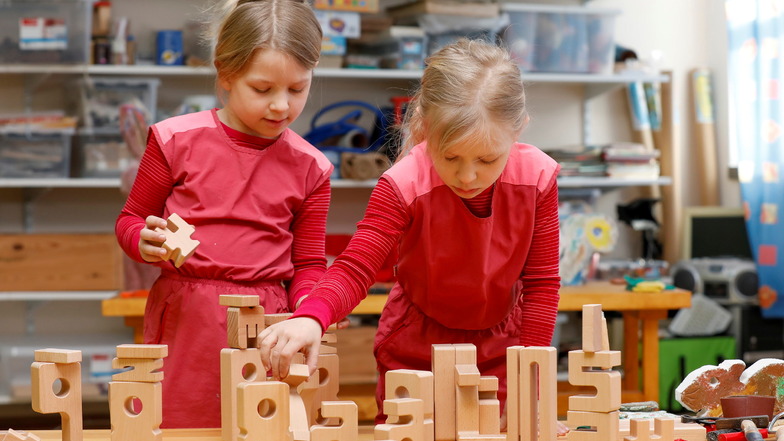 Die Zwillinge Emma (links) und Lotte Franke lernen beim Spielen das Rechnen.