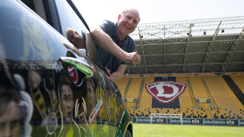 Klaus Sammer schaut aus dem „KloppoCar“. Die Dynamo-Legende verabschiedet das mit Motiven aus dem Leben von Fußballtrainer Jürgen Klopp zu einem Kunstwerk umgestaltete Fahrzeug auf seine Reise, die in Liverpool enden soll.