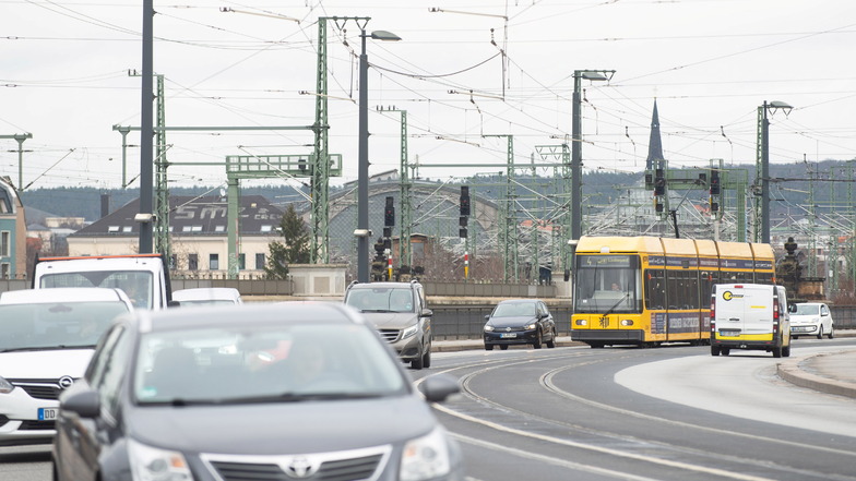 Ausgebremst vom Autoverkehr? Das soll für Busse und Bahnen in Dresden ein Ende haben, wenn es nach der Linken geht.