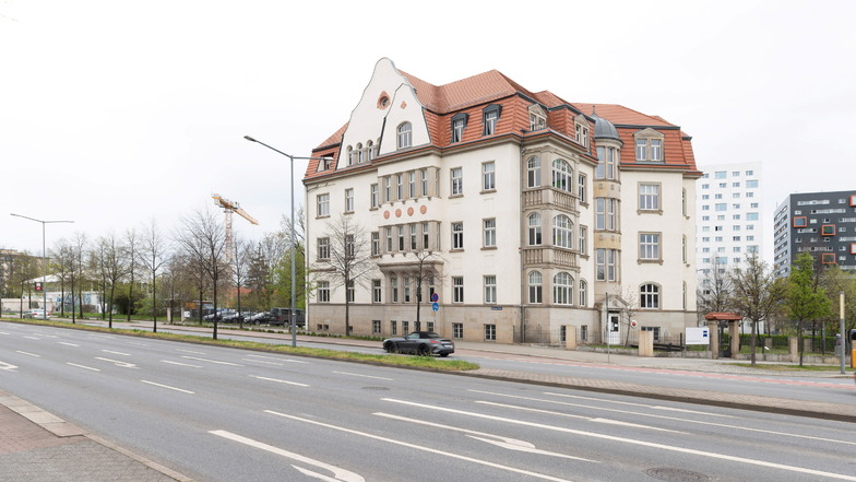 Das denkmalgeschützte Gebäude am Fritz-Förster-Platz soll einen Anbau erhalten und durch einen Neubau im hintern Teil des Grundstückes ergänzt werden.