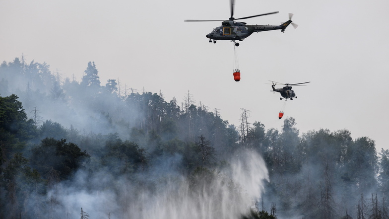 Mit Hubschraubern wird ein Waldbrand im tschechischen Nationalpark Böhmische Schweiz in Hrensko nahe der Grenze zu Sachsen gelöscht. Die neuartige Drohnentechnik soll künftig Bränden im Kreis Görlitz vorbeugen.