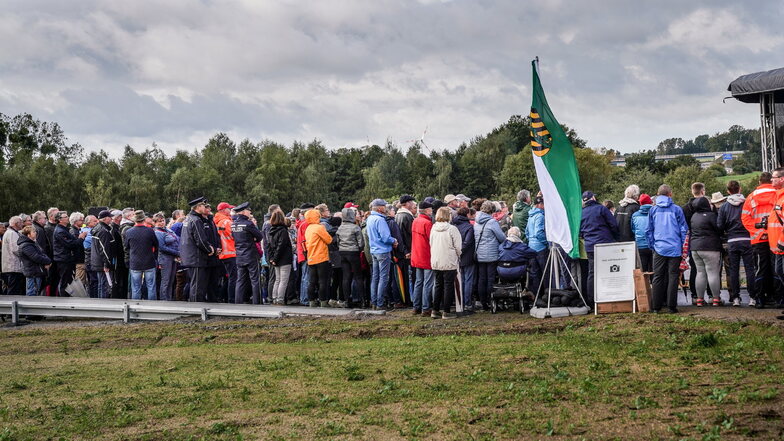 Etwa 300 Anwohner kamen am Samstag zur symbolischen Freigabe der S95, der ehemaligen S177, in Leppersdorf.