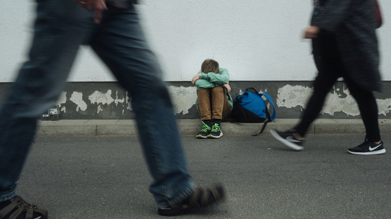 Ein Junge sitzt auf einer Straße in Leipzig. Die bundesweit agierende Stiftung "Off Road Kids" hat im vergangenen Corona-Jahr so viele Hilferufe von Kindern bekommen wie nie zuvor.