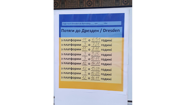 Am Montagvormittag wurden auf dem Görlitzer Bahnhof Fahrpläne auf Ukrainisch aufgehängt.