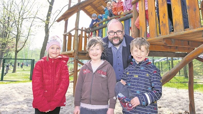Kultusminister Christian Piwarz, Kinder aus der Kita „Schlumpfenhaus“: Von den zusätzlichen pädagogischen Fachkräften profitieren alle Kinder.