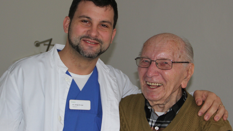 Dr. Helge Knopp und sein Team haben Günter Kohlisch im Leisniger Helios-Krankenhaus einen speziellen Herzschrittmacher implantiert. Schon wenig später ging es dem Senior spürbar besser.
