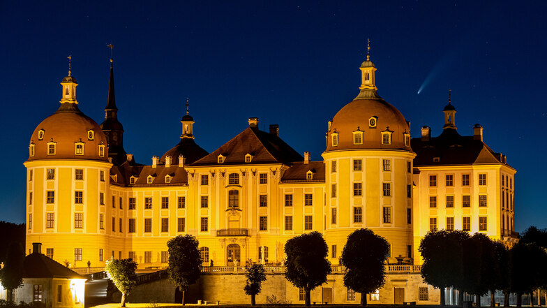 Am Sonntag schlägt Lichtenau sein Nachtlager am Schloss Moritzburg auf. Über dem rechten Turm des Schlosses ist der Komet zu sehen. 