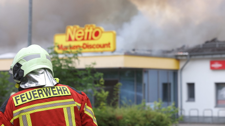 Der Netto in der Dr.-Albert-Dietze-Straße in Radeberg ist komplett abgebrannt. Für den Supermarkt soll übergangsweise ein Zelt aufgestellt werden.