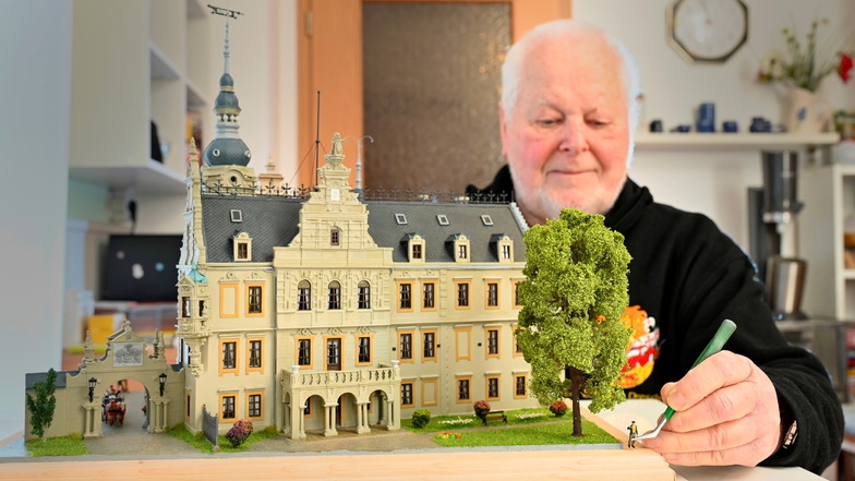 Rainer Dierchen mit seinem Modell von Schloss Prohlis.