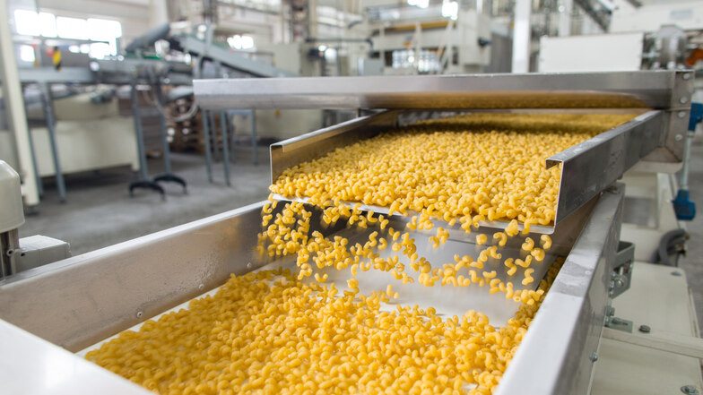 Das Nudelcenter Riesa setzt auf Transparenz! Als eines der ersten Unternehmen hat es 2003 die Produktion für Besucher*innen geöffnet und eine Vorreiterrolle in der Lebensmittelindustrie übernommen.