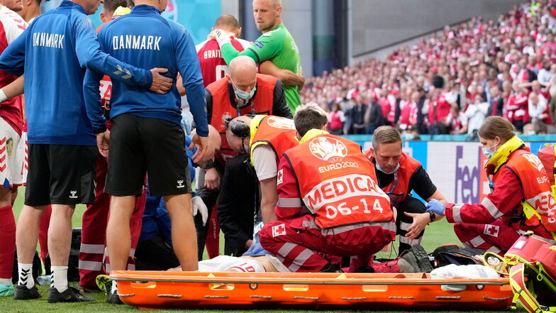 Christian Eriksen von Dänemark wird nach einem Zusammenbruch medizinisch behandelt.