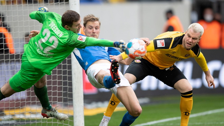 Dynamos Torwart Anton Mitryushkin rettet vor Rostocks Hanno Behrens. Der Ersatzmann von Kevin Broll verhinderte einen noch höheren Ausgang des Spiels. Sebastian Mai schaut zu.