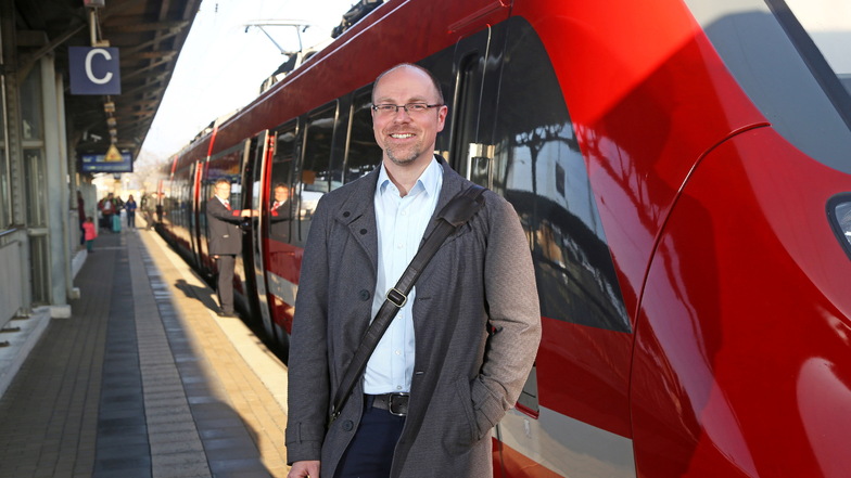 Das 9-Euro-Ticket für Bus und Bahn wird mehr Fahrgäste bringen. Das ist sicher. Um es einzuführen, muss aber noch einiges geklärt werden, sagt VVO-Sprecher Christian Schlemper.
