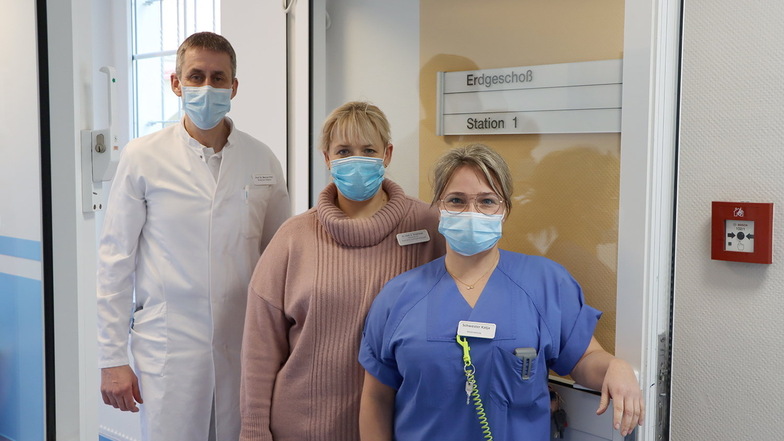 Chefarzt Prof. Dr. Marcus Pohl, die ärztliche Leiterin Dr. Katharina Dreyhaupt und Katja Kuban von der Stationsleitung (v.l.) freuen sich auf die Wiedereröffnung der Station in der Pulsnitzer Schlossklinik.