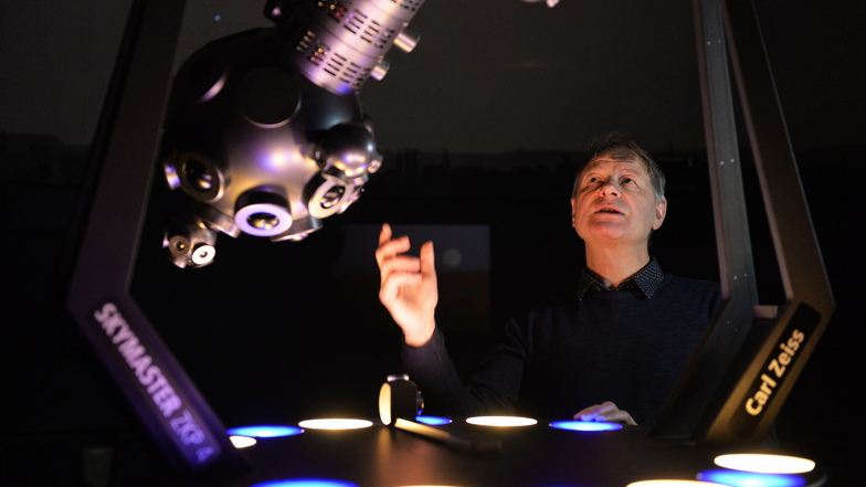 Immer wieder faszinierend: Sternwarten-Chef Ulf Peschel im Planetarium der Sternwarte Radebeul.